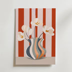 Postern Warm Harmony Poster från Bozetto föreställer fem vita blommor med orange mitt i en vågigt randig vas mot en röd och vit randig bakgrund. Det här abstrakta, minimalistiska stillebenet ger djärv färg till alla utrymmen.