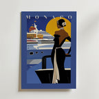 Monaco No.2 Poster by Bozetto visar en stilfull kvinna i svart vid en yacht, Monacos skyline och en gul sol. Tryckt på lyxig matt yta och FSC-certifierat premiumpapper. MONACO visas högst upp.
