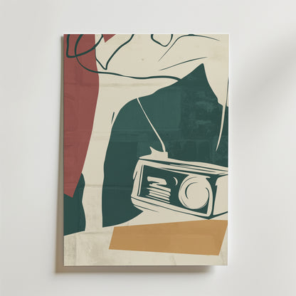 Bozetto AM/FM Dreams Poster visar abstrakt konst med djärva gröna, röda och beige block, en delvis konturerad person och en retro radio. Postern är tryckt på premiumpapper med en lyxig matt finish och har en minimalistisk, modern design.
