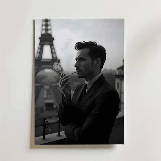 En man i kostym röker på en balkong med Eiffeltornet i bakgrunden. Bozetto Parisian Elegance Poster har en klassisk, stämningsfull stil - perfekt för att ge sofistikerad parisisk charm till alla rum.