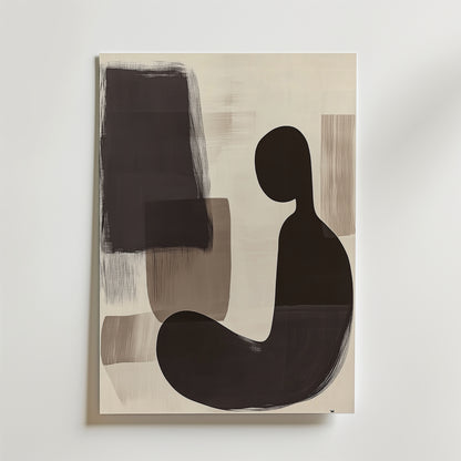 Abstract Solitude Poster by Bozetto har en mörk böjd silhuett som liknar en sittande figur på en ljus bakgrund med beige och bruna penseldrag. Tryckt på premiumpapper för en lyxig matt finish.