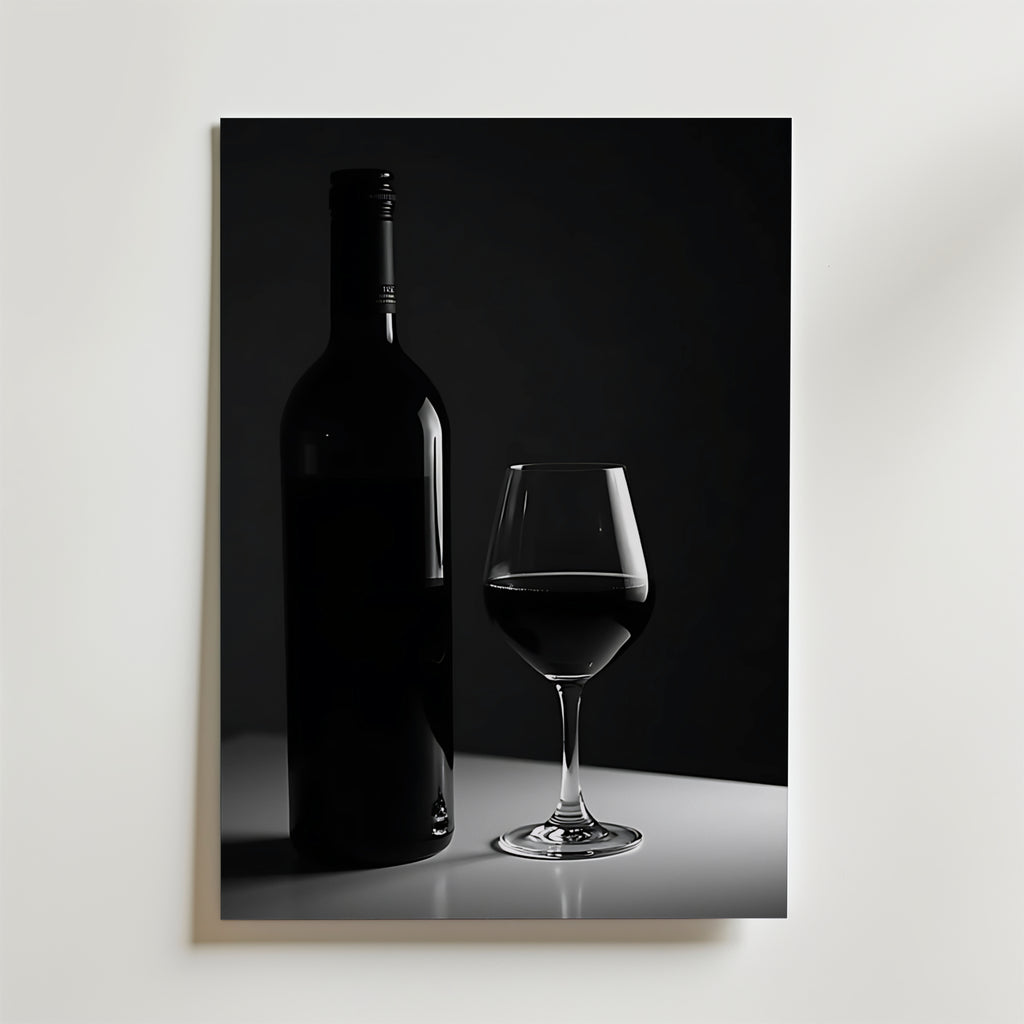 Bozetto Timeless Decanter Poster har en svartvit bild av en vinflaska och ett glas med dramatiska skuggor, tryckt på FSC-certifierat premiumpapper - ett elegant tillägg till alla rum.