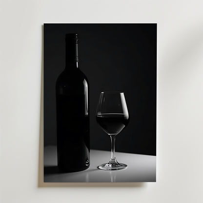 Bozetto Timeless Decanter Poster har en svartvit bild av en vinflaska och ett glas med dramatiska skuggor, tryckt på FSC-certifierat premiumpapper - ett elegant tillägg till alla rum.