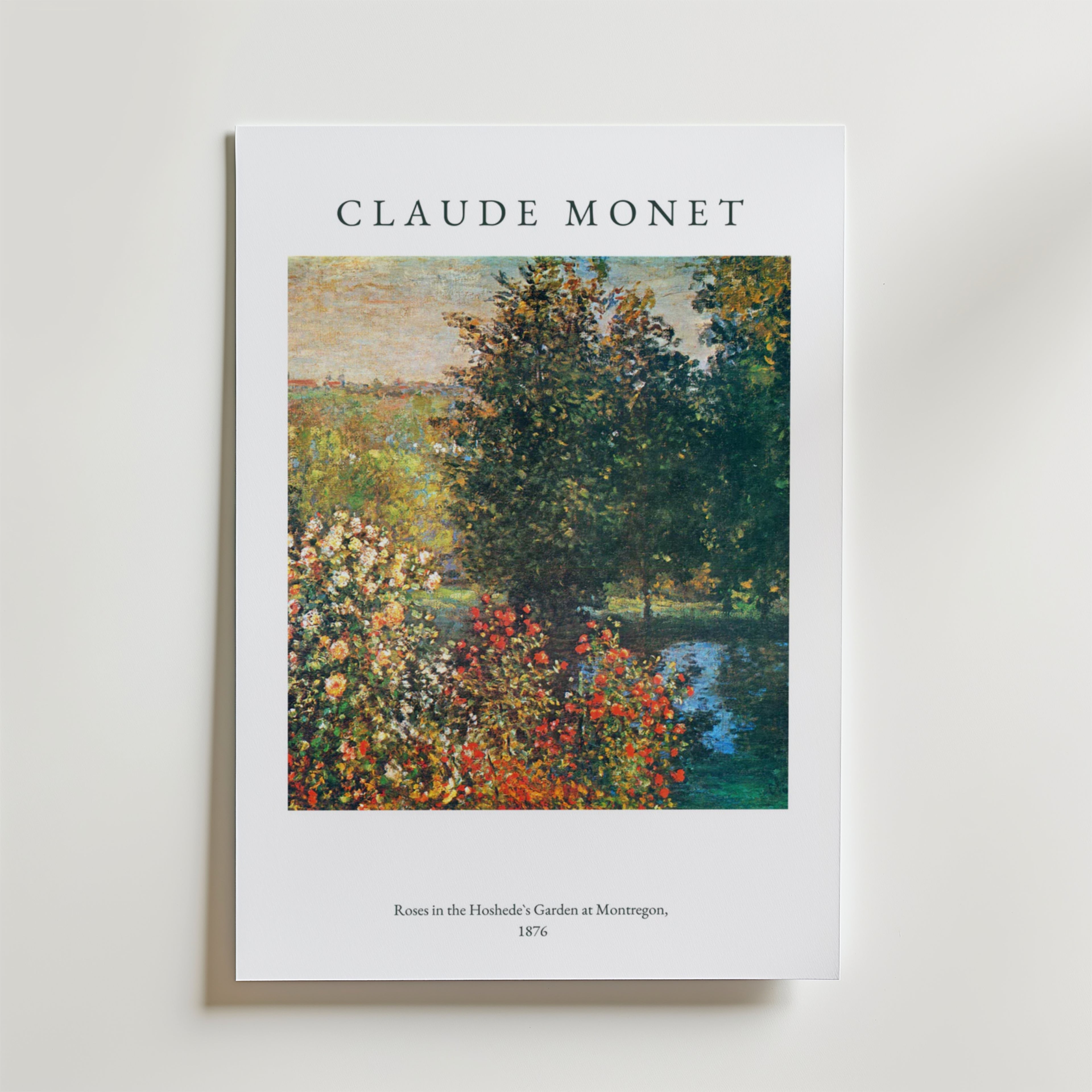 Bozetto Claude Monet Garden At Montregon Poster föreställer livfulla blommor, frodiga träd och en blå damm från Monets målning från 1876. Postern är tryckt på premiumpapper och visar Monets namn på ett elegant sätt högst upp.