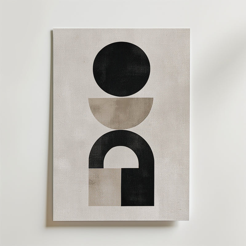 Skapa en modern känsla i ditt rum med affischen Abstract Geometric Harmony Poster från Bozetto med en svart cirkel, grå halvcirkel och välvda former på texturerat benvitt papper - en minimalistisk, elegant och högkvalitativ inredning.