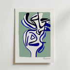 Picasso Mind in Motion Poster av Bozetto har abstrakta svartvita linjer som bildar ett uttrycksfullt ansikte över en dämpad grön bakgrund med blå toner, signerad "Picasso" längst ner till höger och monterad på en vit yta.