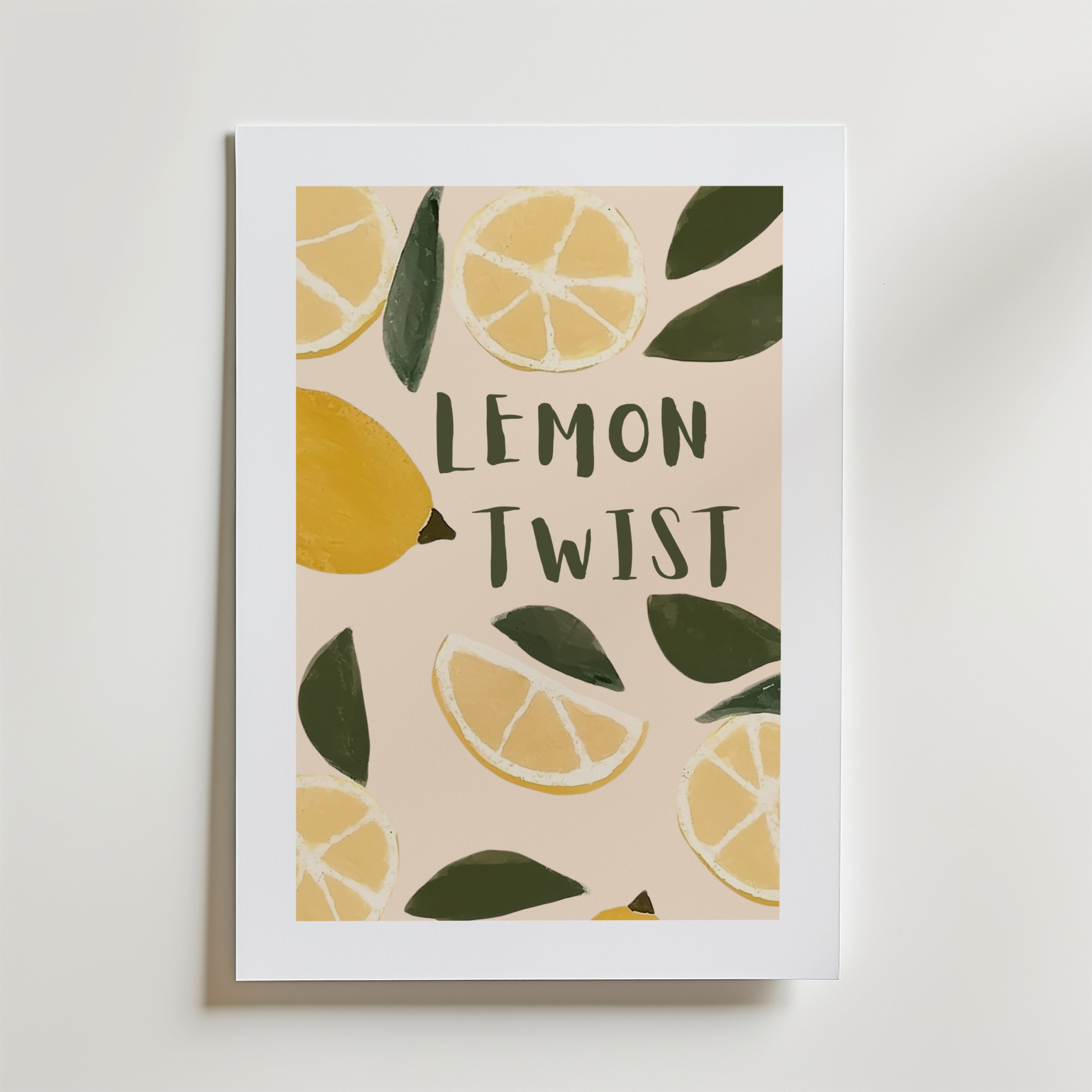 The Lemon Twist Poster by Bozetto är en inramad poster med illustrationer av citronskivor och blad, fet handritad "LEMON TWIST" bokstav, på ljusbeige FSC-certifierat premiumpapper med matt yta.