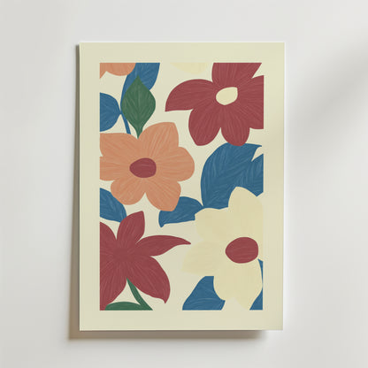 Bozetto Floral väggposter har stora, stiliserade blommor i rött, persika och grädde med blå och gröna blad på en ljus bakgrund, tryckt på premiumpapper med matt yta och är perfekt för minimalistisk inredning.