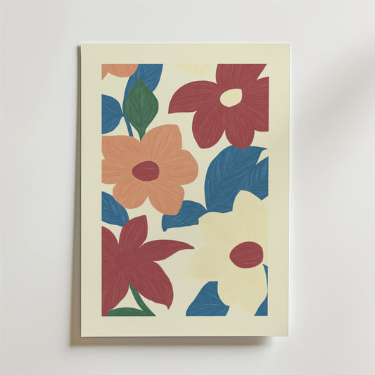 Bozetto Floral väggposter har stora, stiliserade blommor i rött, persika och grädde med blå och gröna blad på en ljus bakgrund, tryckt på premiumpapper med matt yta och är perfekt för minimalistisk inredning.