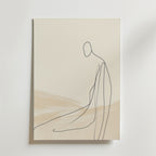 Bozetto Desert Silence Poster visar minimalistisk linjekonst av en abstrakt människofigur på ljusbeige premiumpapper med matt finish, mot mjuka, suddiga landskapsformer. En del av kollektionen Desert Silence Poster.