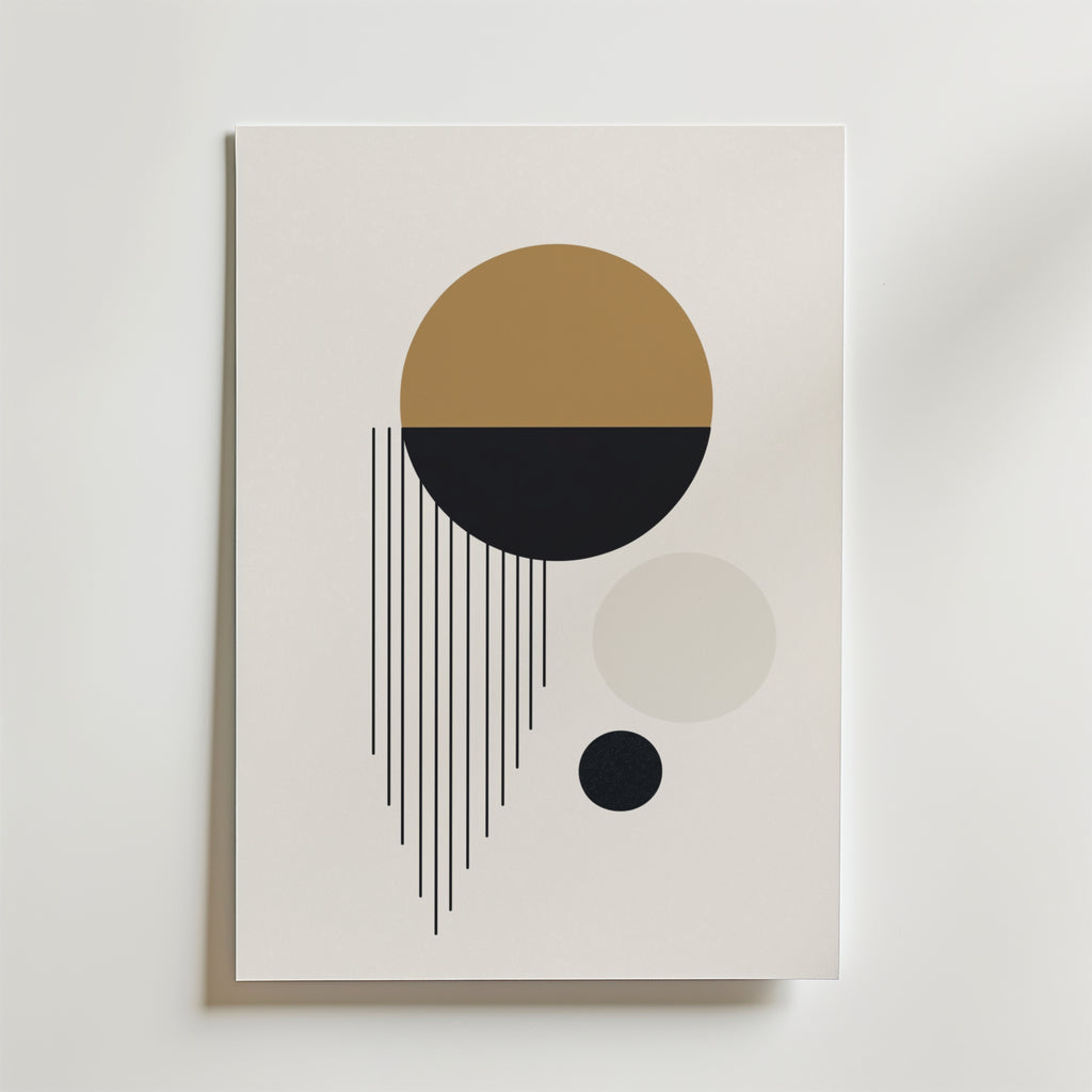 Golden Eclipse Drop Poster från Bozetto har en cirkel som är hälften guld, hälften svart, beige och svarta accenter och tunna vertikala linjer på premiumpapper. En slående minimalistisk design för moderna interiörer.