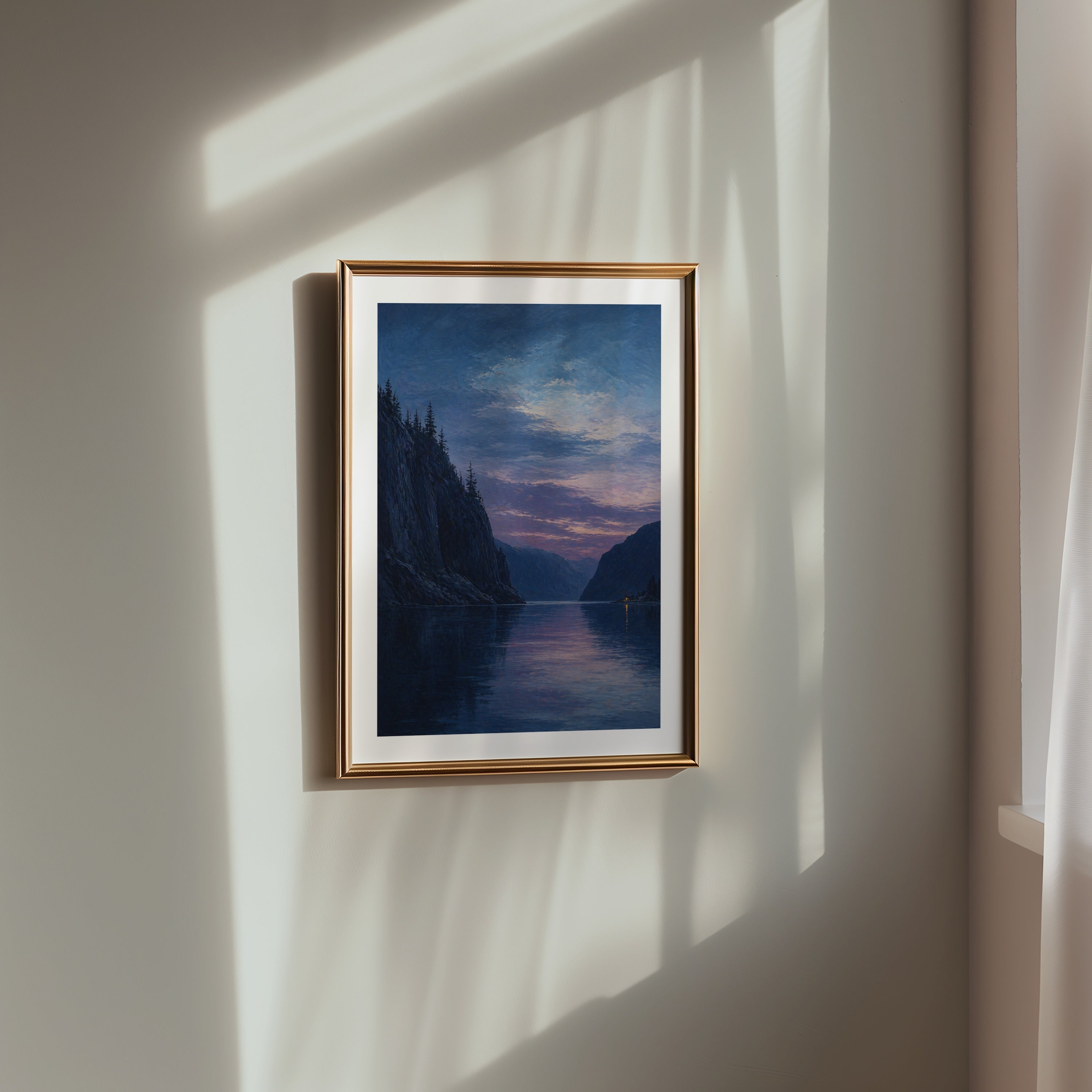 Twilight Fjord Poster i ljust vardagsrum – modern konst som väggdekor från Bozetto