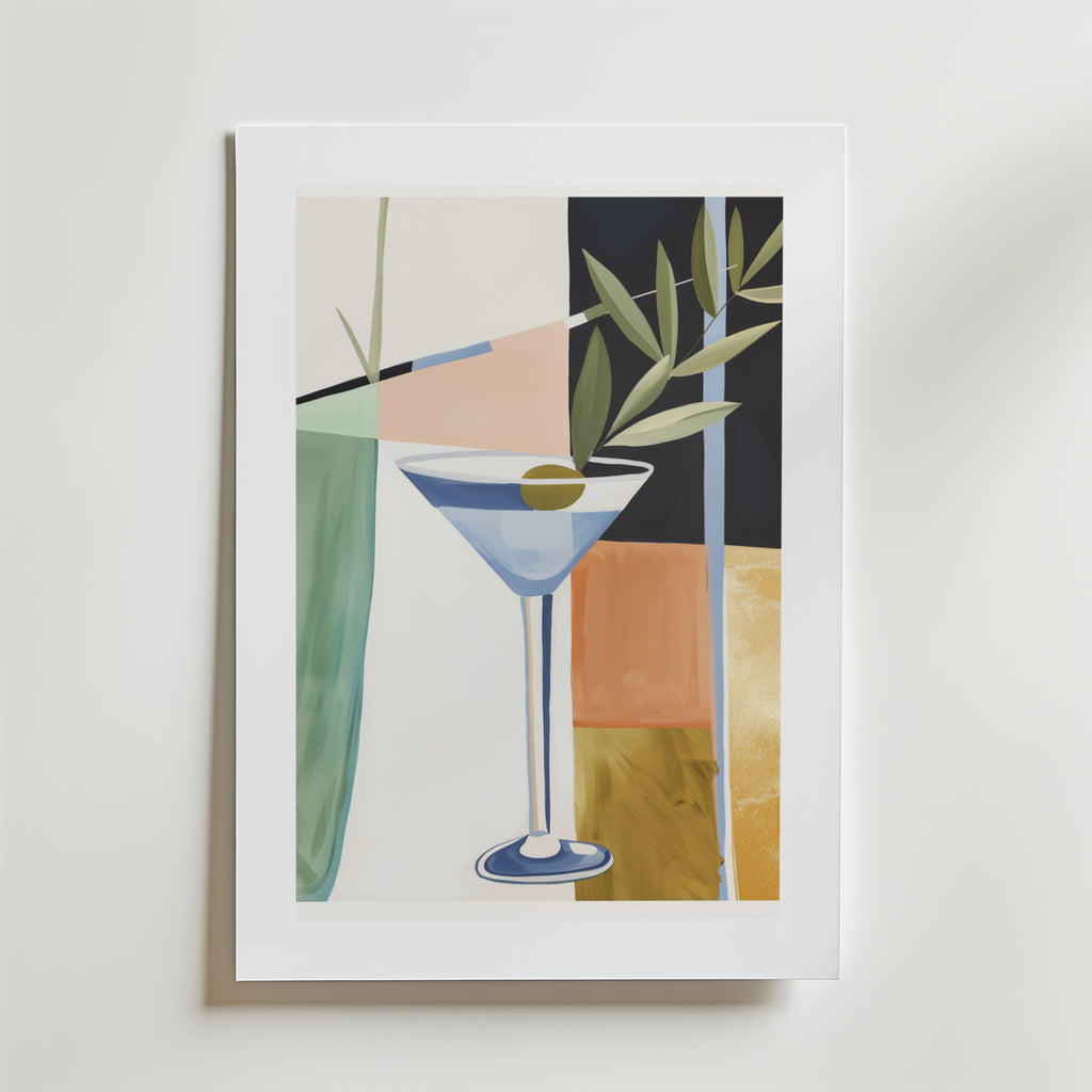 Martini Elegance Poster by Bozetto är ett inramat konstverk med ett martiniglas, oliv, geometriska färgblock och gröna blad som överlappar glaset, tryckt på premiumpapper.