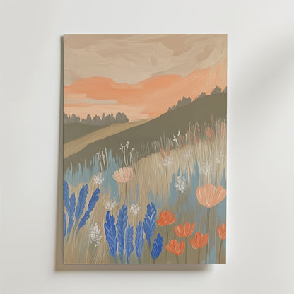 Flower Field Poster från Bozetto visar en fridfull äng på en sluttning i solnedgången, med en orange-peach himmel och livfulla vildblommor i blått, korall och vitt, tryckt på premiumpapper.