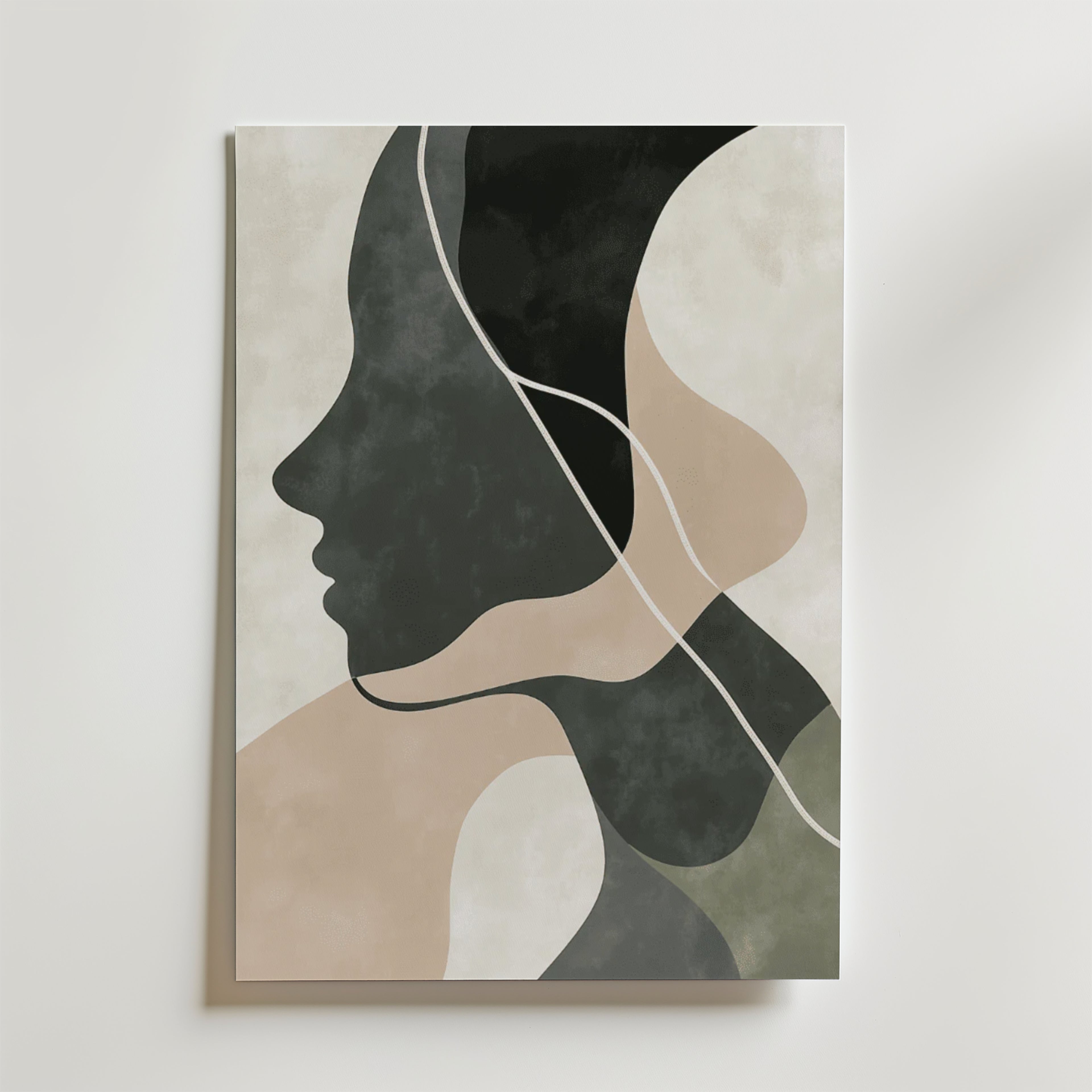 Bozetto Abstract Face Shape Poster visar en minimalistisk sidoprofil med överlappande organiska former i svart, beige, olivgrönt och kräm, accentuerad av en vit linje och tryckt på premiumpapper för en högkvalitativ finish.