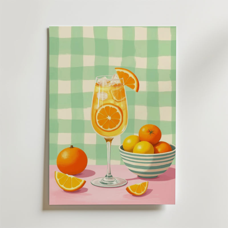 Bozetto Orange Citrus Cocktail Poster visar en citrusdrink med apelsinskivor, en hel apelsin, citronklyftor och frukt på en rosa yta, tryckt på premiumpapper med en matt finish och en grönvitrutig bakgrund.