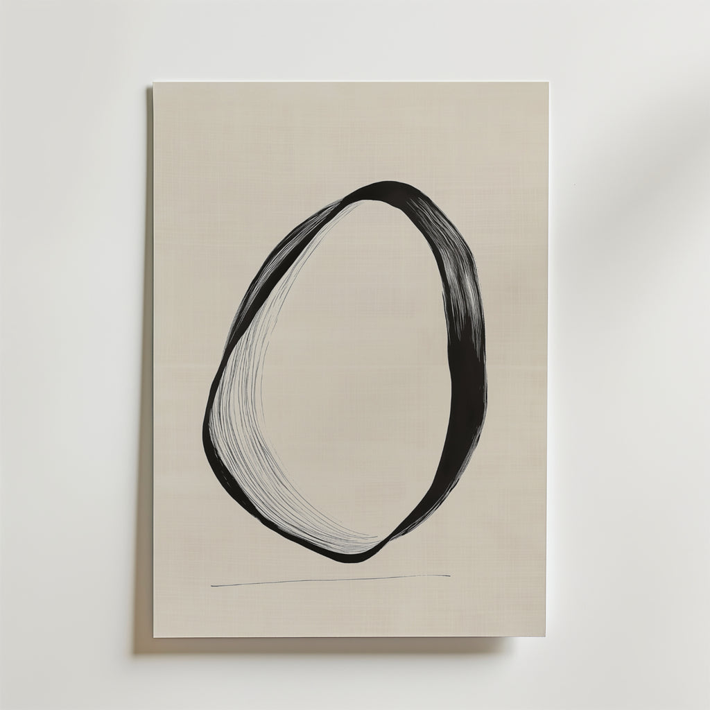 Bozetto Elegant Spiral Poster har minimalistisk abstrakt konst med en stor svart oval och fina vita linjer på ljus beige, som svävar ovanför en horisontell linje nära botten, tryckt på premiumpapper.