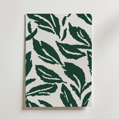 Green Leaves Poster från Bozetto har djärva, mörkgröna överlappande bladmönster på FSC-certifierat premiumpapper, vilket ger en livlig och miljövänlig design.