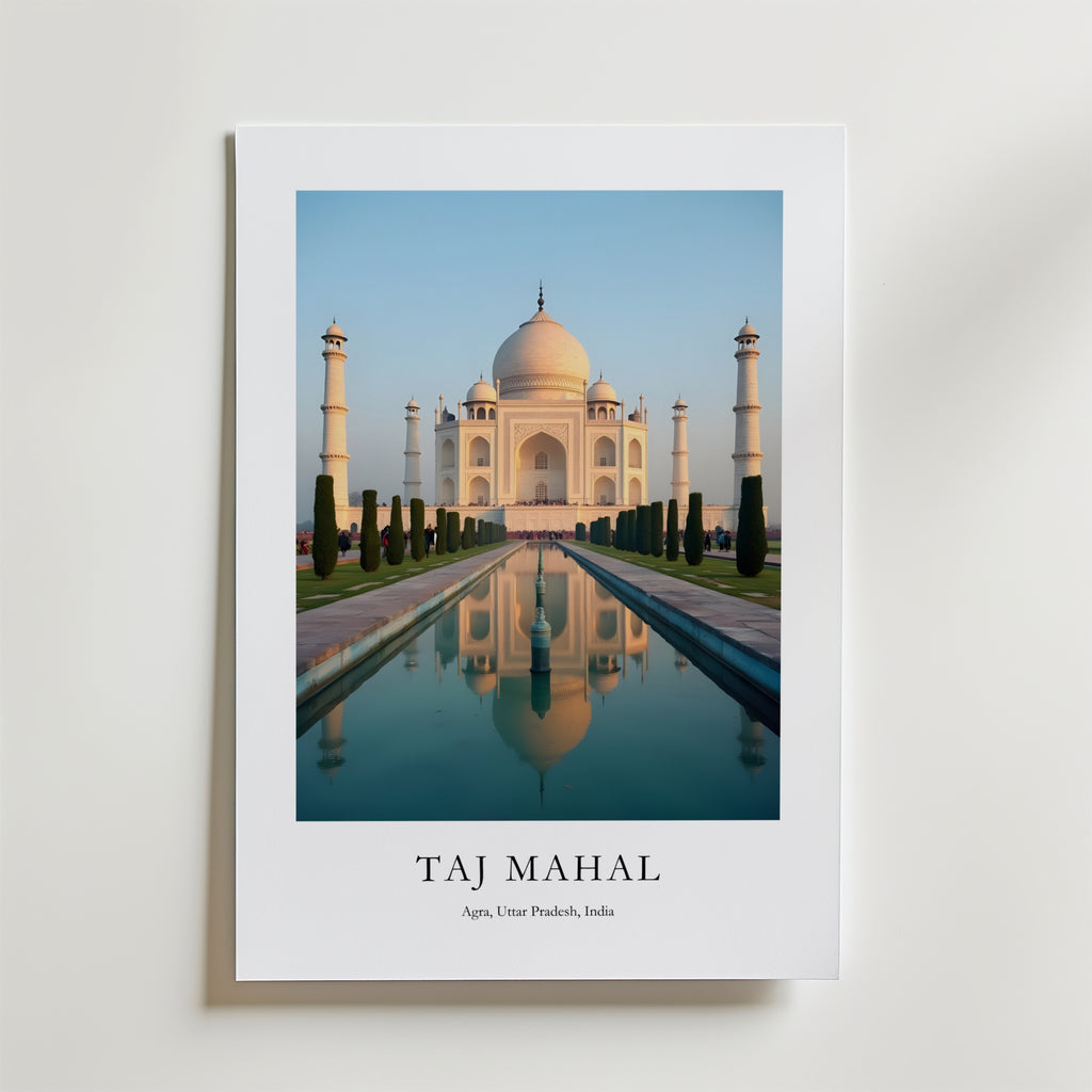 Bozetto Taj Mahal Poster visar det ikoniska mausoleet i vit marmor och dess reflektion, elegant märkt med "Taj Mahal" och dess plats, och tryckt på FSC-certifierat premiumpapper för en minimalistisk look.