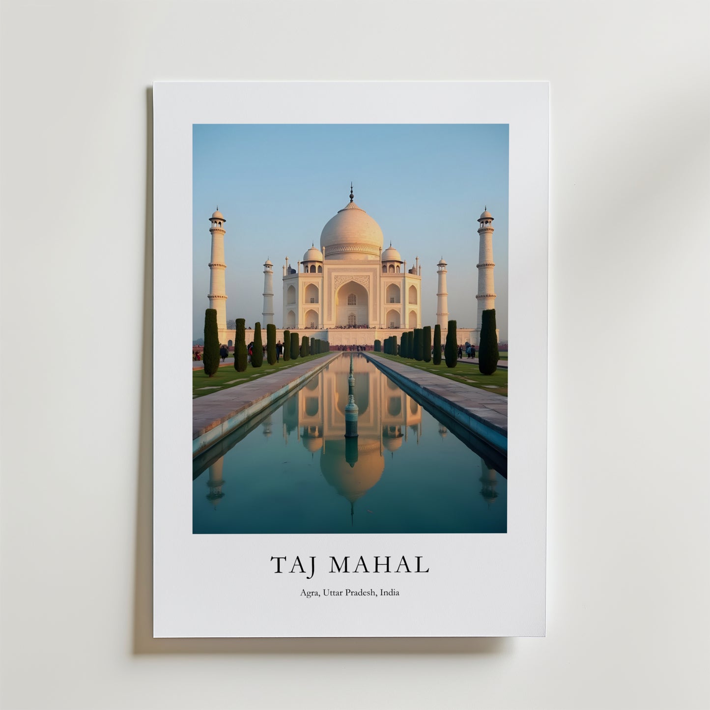 Bozetto Taj Mahal Poster visar det ikoniska mausoleet i vit marmor och dess reflektion, elegant märkt med "Taj Mahal" och dess plats, och tryckt på FSC-certifierat premiumpapper för en minimalistisk look.