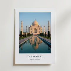 Bozetto Taj Mahal Poster visar det ikoniska mausoleet i vit marmor och dess reflektion, elegant märkt med "Taj Mahal" och dess plats, och tryckt på FSC-certifierat premiumpapper för en minimalistisk look.