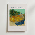Bozetto Van Gogh Oranges And Lemons Poster på premiumpapper visar upp korgar med citrusfrukter, blå handskar och bladverk, med konstnärens namn och konstverkets titel snyggt presenterade.