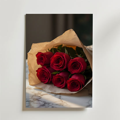 Bozetto Red Rose Bouquet Poster visar sex röda rosor inslagna i brunt papper på en vit marmoryta, tryckt på premiumpapper med en matt finish som framhäver naturligt ljus och mjuka skuggor.