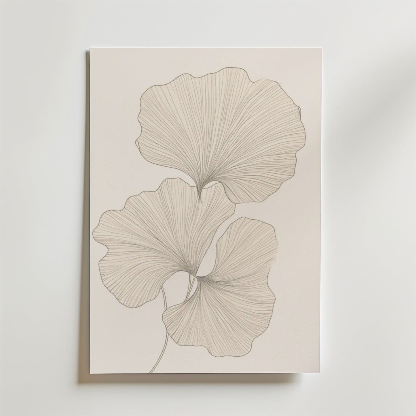 Ginkgo Leaf Poster by Bozetto visar tre överlappande ginkgoblad med fina, delikata linjer på en vit bakgrund, tryckt på FSC-certifierat premiumpapper som framhäver bladens ådror och organiska former i en minimalistisk stil.