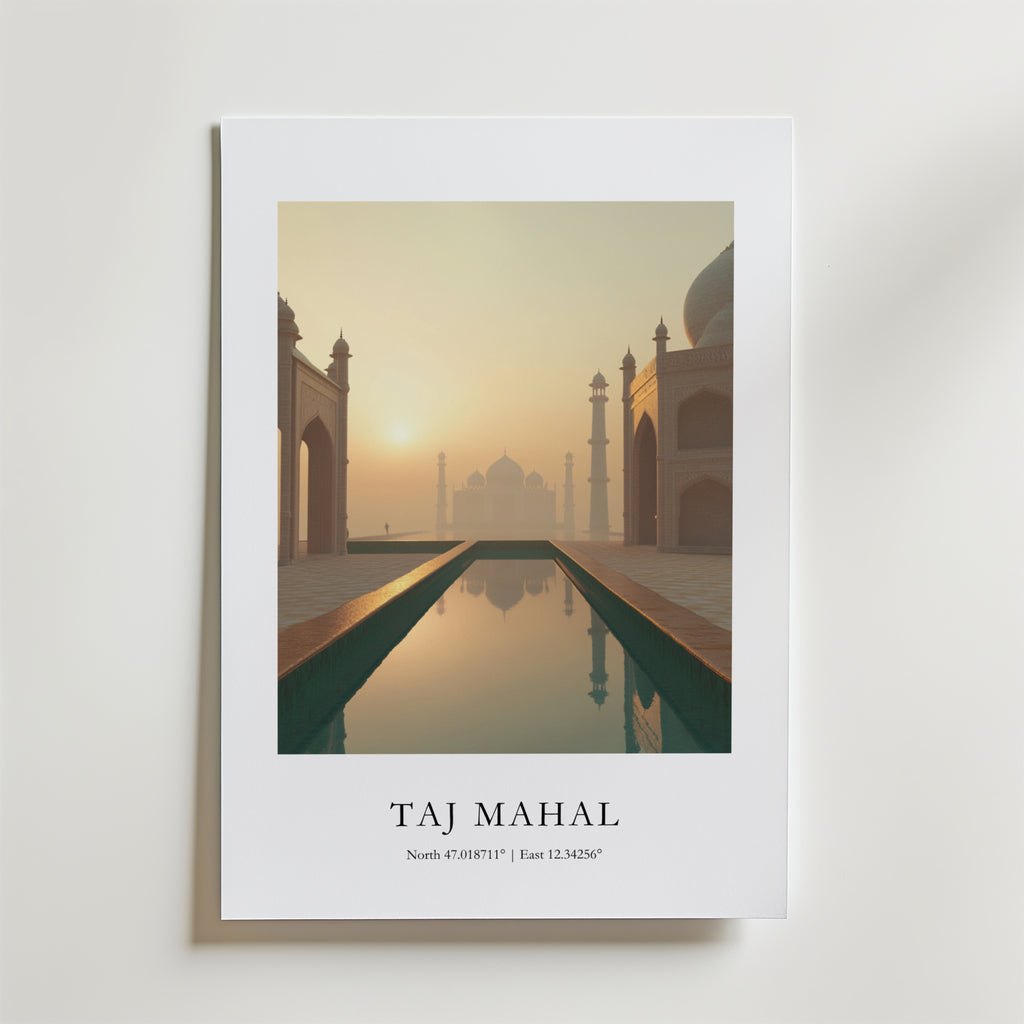 Bozetto Taj Mahal Coordinates Poster visar det soluppgångsbelysta monumentet som reflekteras i en pool, inramad av valv. Den är tryckt på premiumpapper och visar "TAJ MAHAL" med latitud och longitud under bilden.