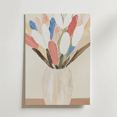 Bozetto Flowers In Vase Poster föreställer en beige vas med abstrakta blommor i mjuka nyanser på en ljus bakgrund, tryckt på miljövänligt FSC-certifierat papper för en elegant look.