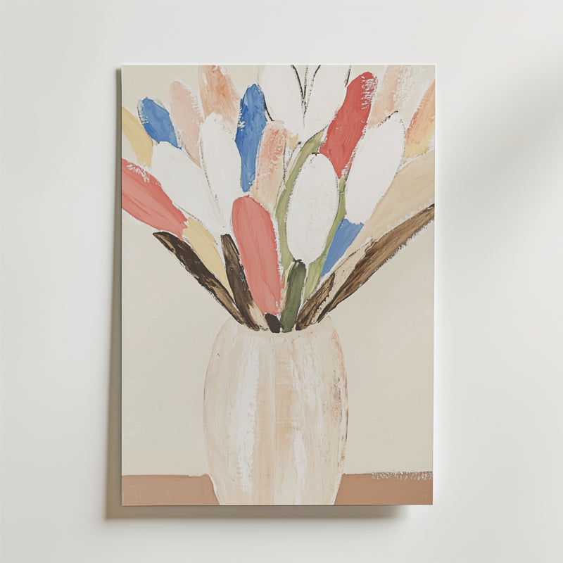 Bozetto Flowers In Vase Poster föreställer en beige vas med abstrakta blommor i mjuka nyanser på en ljus bakgrund, tryckt på miljövänligt FSC-certifierat papper för en elegant look.