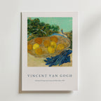 Bozetto Van Gogh Oranges And Lemons No.2 Poster på premiumpapper visar livfulla citrusfrukter i ett bo, blå handskar och gröna bladverk, med konstnärens namn och målningsdetaljer under stillebenkonstverket.