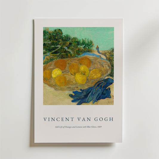 Bozetto Van Gogh Oranges And Lemons No.2 Poster på premiumpapper visar livfulla citrusfrukter i ett bo, blå handskar och gröna bladverk, med konstnärens namn och målningsdetaljer under stillebenkonstverket.