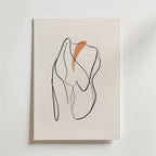 Brush of Flame Poster by Bozetto är ett minimalistiskt abstrakt konstverk på premiumpapper med flytande svarta linjer och organiska former på en ljus bakgrund, markerad av ett djärvt rödbrunt penseldrag för en lyxig matt finish.