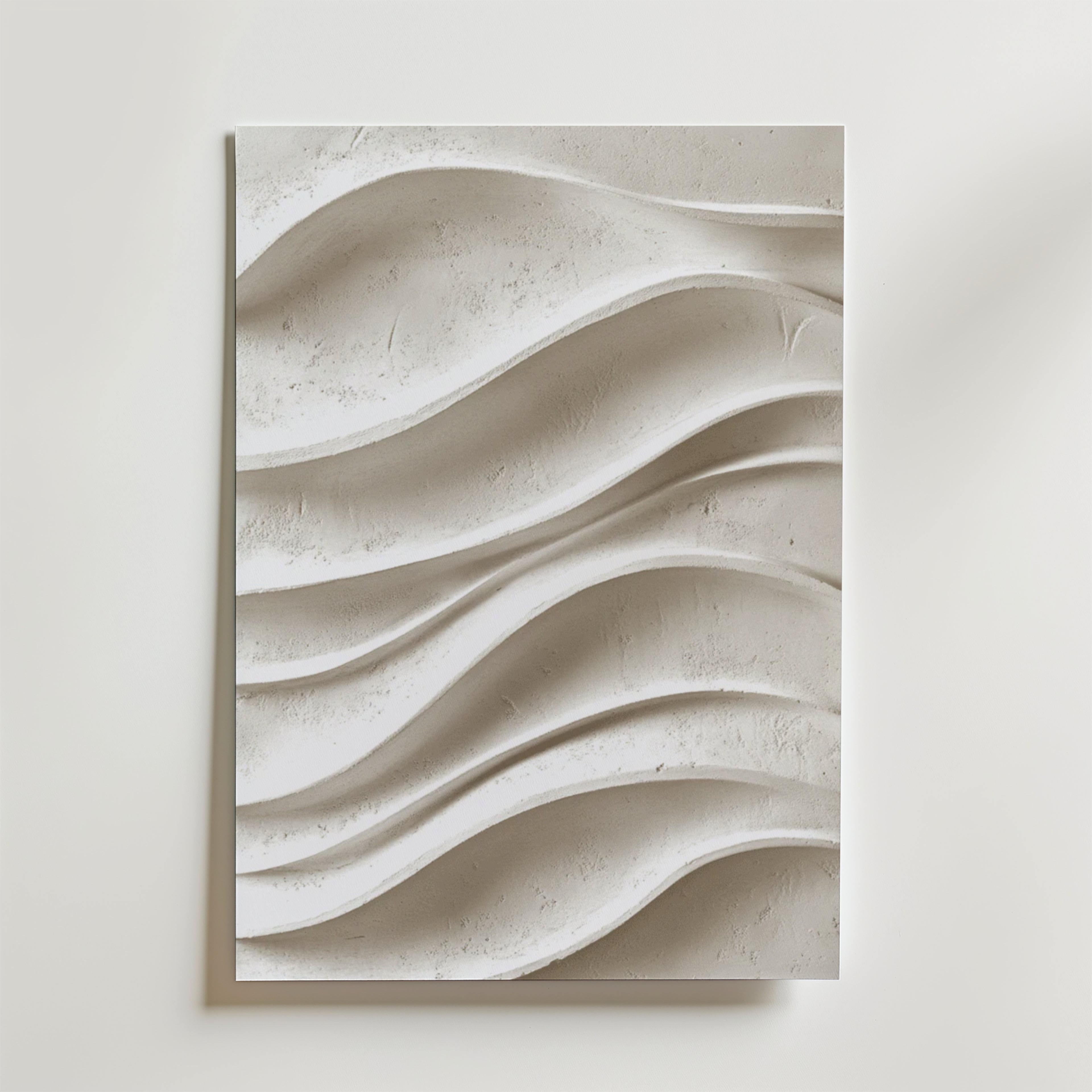 Flowing Silence Poster by Bozetto har ett texturerat vitt material med mjuka, vågliknande mönster i relief som skapar djup och rörelse, tryckt på premiumpapper för en lyxig matt finish.