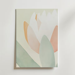 Soft Blossom Poster by Bozetto har en minimalistisk blomma i vita, persika och ljusgröna pasteller på en ljus bakgrund, tryckt på FSC-certifierat premiumpapper med en lyxig matt finish för en lugn och elegant look.