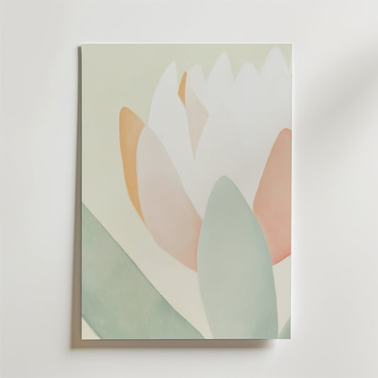 Soft Blossom Poster by Bozetto har en minimalistisk blomma i vita, persika och ljusgröna pasteller på en ljus bakgrund, tryckt på FSC-certifierat premiumpapper med en lyxig matt finish för en lugn och elegant look.
