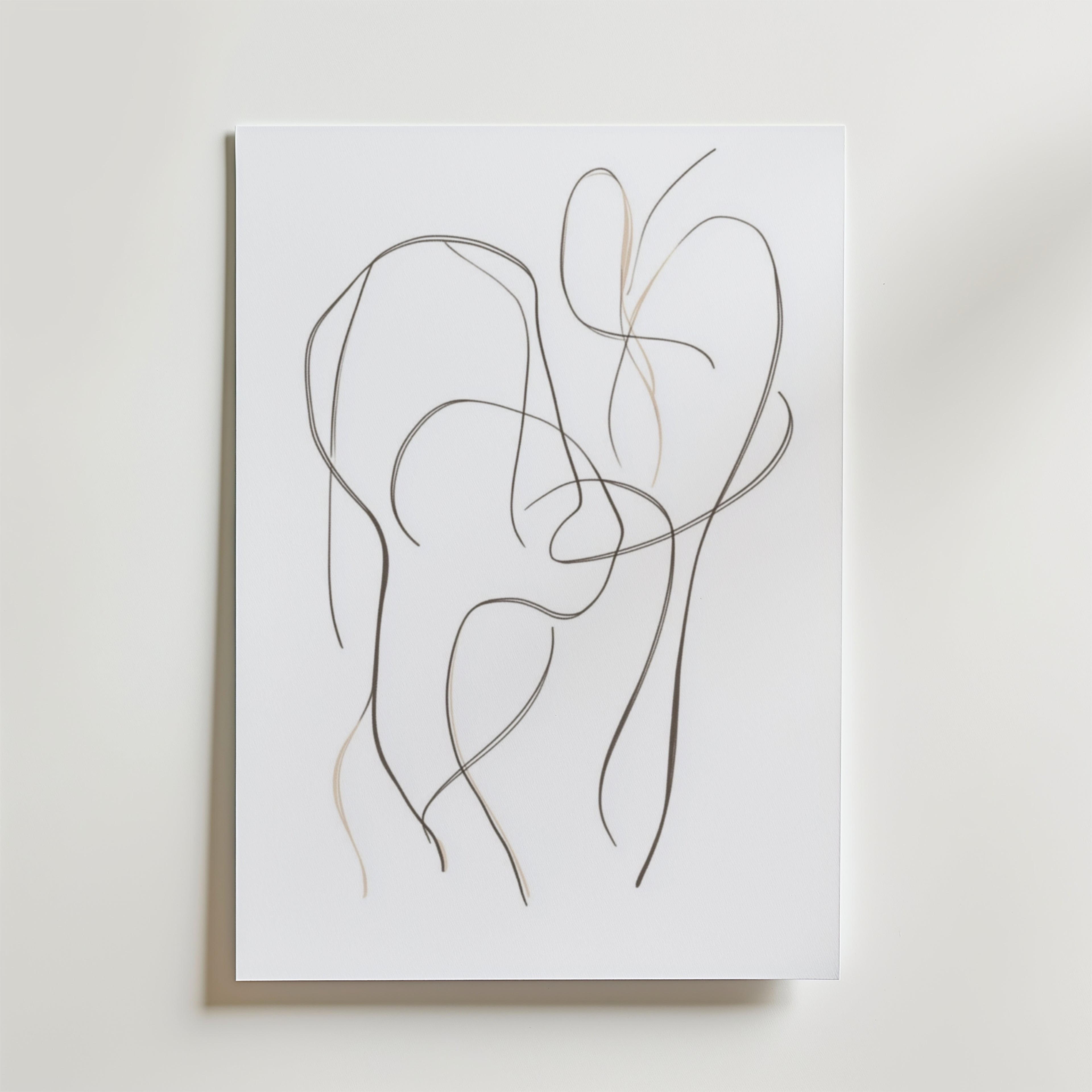 Whispers of Grace Poster by Bozetto har tunna, böjda linjer i neutrala toner på vitt för ett abstrakt, minimalistiskt uttryck - perfekt för elegant inredning och tryckt på FSC-certifierat premiumpapper.