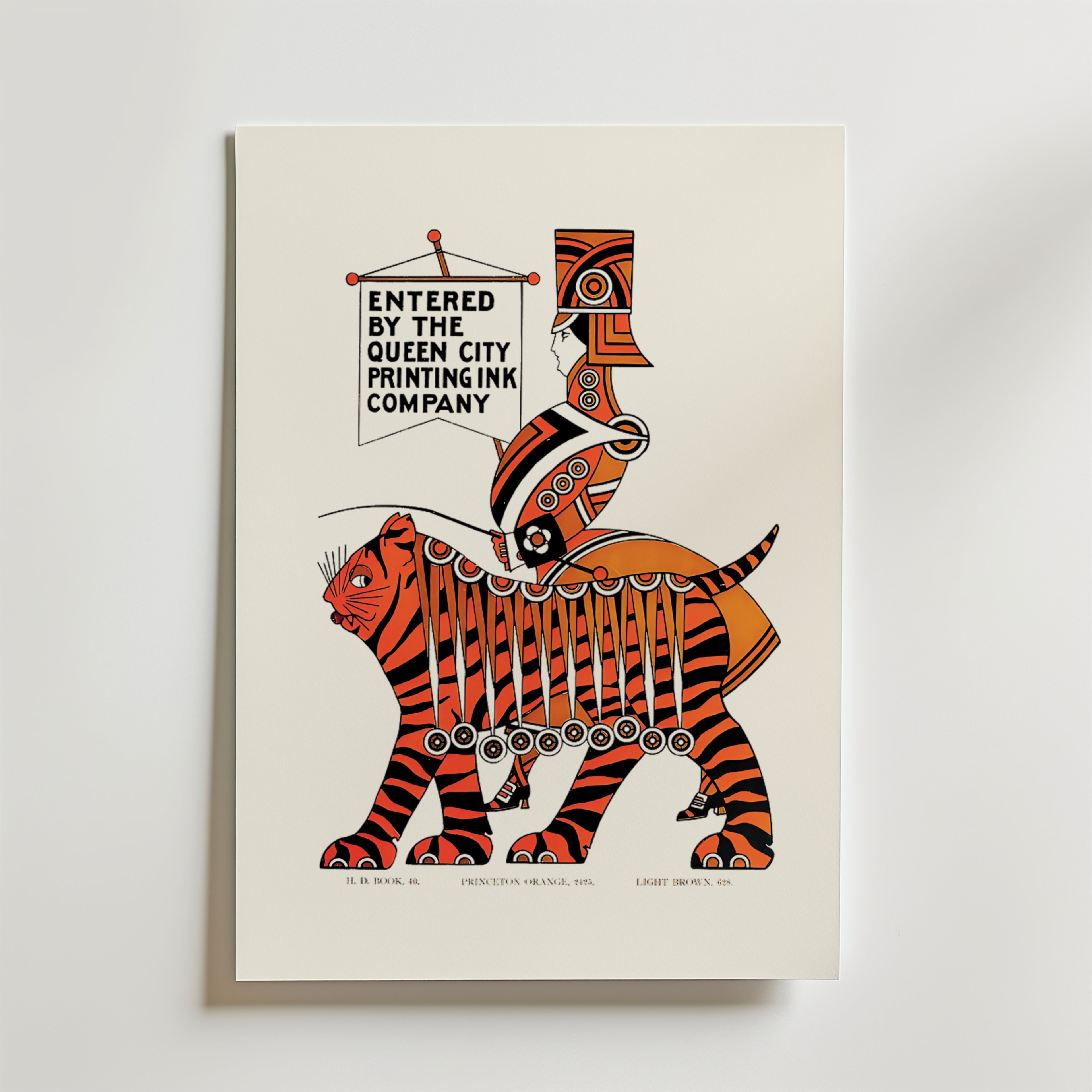 Postern Entered By The Queen från Bozetto har en geometrisk tiger med en figur som håller en banderoll, tryckt i orange, svart och vitt på FSC-certifierat premiumpapper.