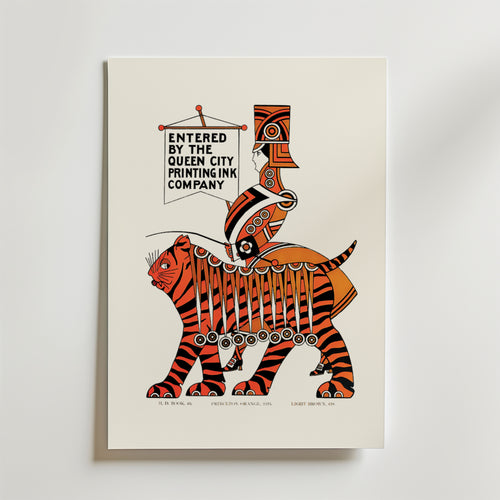 Postern Entered By The Queen från Bozetto har en geometrisk tiger med en figur som håller en banderoll, tryckt i orange, svart och vitt på FSC-certifierat premiumpapper.