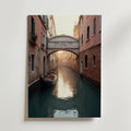 Upplev venetiansk charm med Bozetto Venetian Tranquility Poster, med en gondol som glider under en stenbro i Venedig, vackert tryckt på premiumpapper med matt yta för en elegant finish.