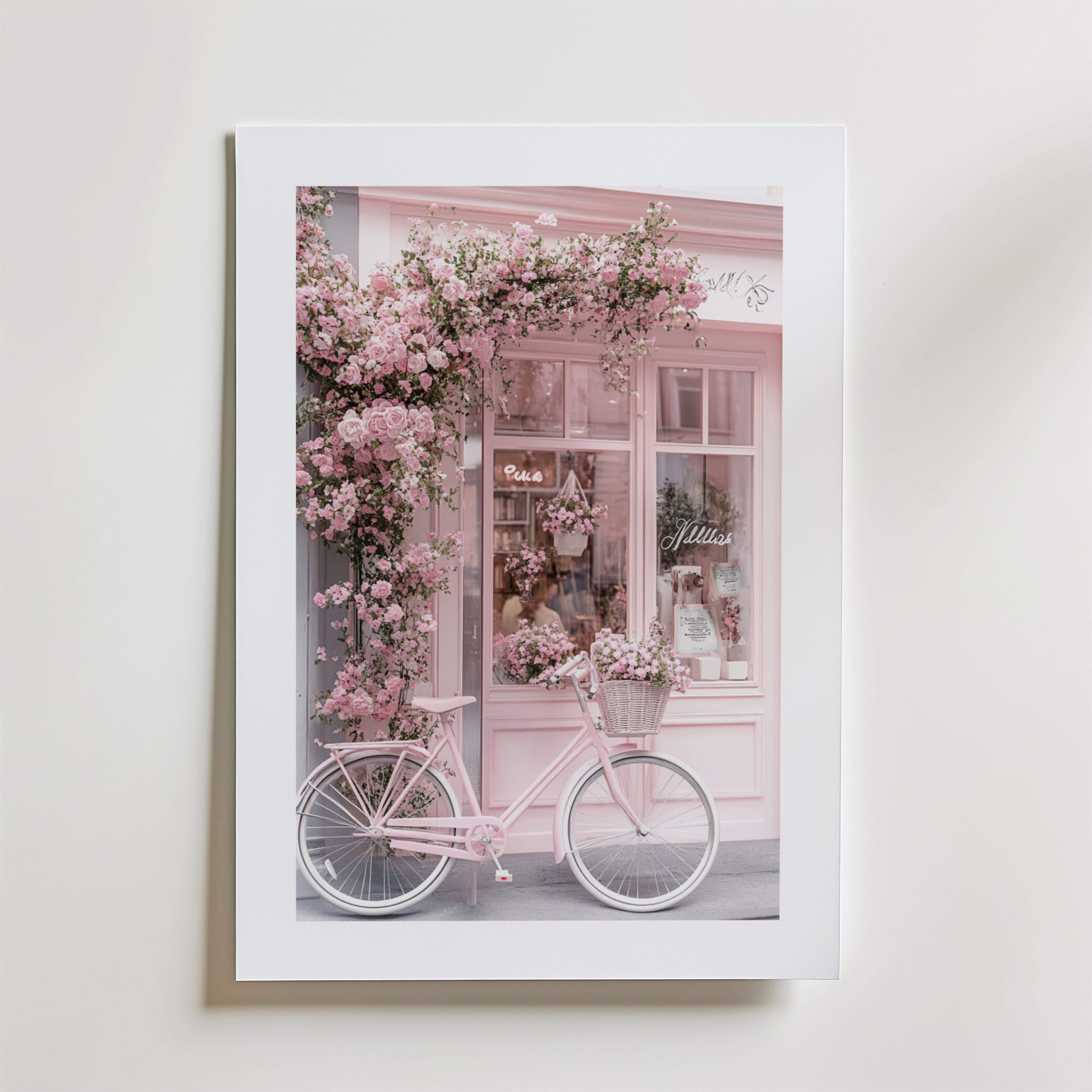 La Vie en Rose Poster by Bozetto föreställer en butikslokal i mjuka rosa toner, blommande blommor och en rosa vintage cykel, vilket skapar en romantisk pastell look med en elegant, lyxigt matt yta.