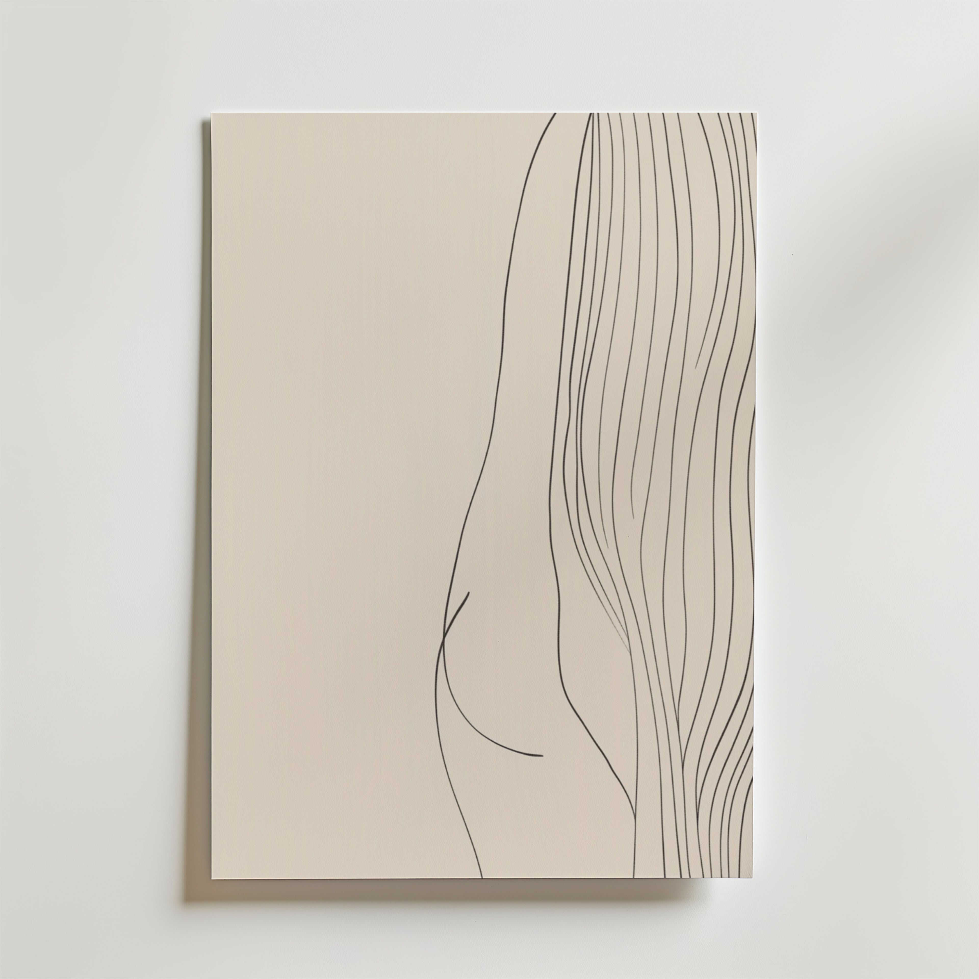 Minimal Nude Silhouette Poster från Bozetto visar elegant linjebild av en kvinnlig rygg och böljande hår på premiumpapper med en matt yta, som blandar minimalistisk stil och raffinerad enkelhet på en beige canvas mot vitt.