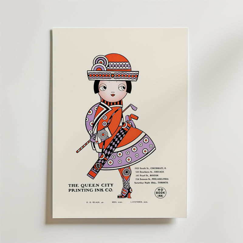 The Queen City Poster av Bozetto föreställer en färgglad flicka i utsmyckade kläder och hatt med djärva mönster. Affischen är tryckt på premiumpapper med en lyxig matt finish och gör reklam för The Queen City Printing Ink Co. och stadsadresser.