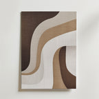 Poster Abstract Flow No.3 från Bozetto visar vågiga bruna, beige och krämfärgade band på texturerat premiumpapper med en matt finish som ger en modern abstrakt look till alla vita väggar.