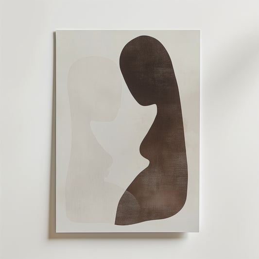 Postern Abstract Lovers från Bozetto har två överlappande silhuetter i ljus beige och mörkbrun på vit botten, tryckt på premiumpapper med en lyxig matt finish för en sofistikerad, modern look.