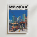Bozetto Urban Pulse Poster visar ett retrotåg på en stadsstation med väntande passagerare, moderna skyskrapor, fet japansk text och en klarblå himmel, och fångar Tokyos livliga energi i ett slående, modernt konstverk.