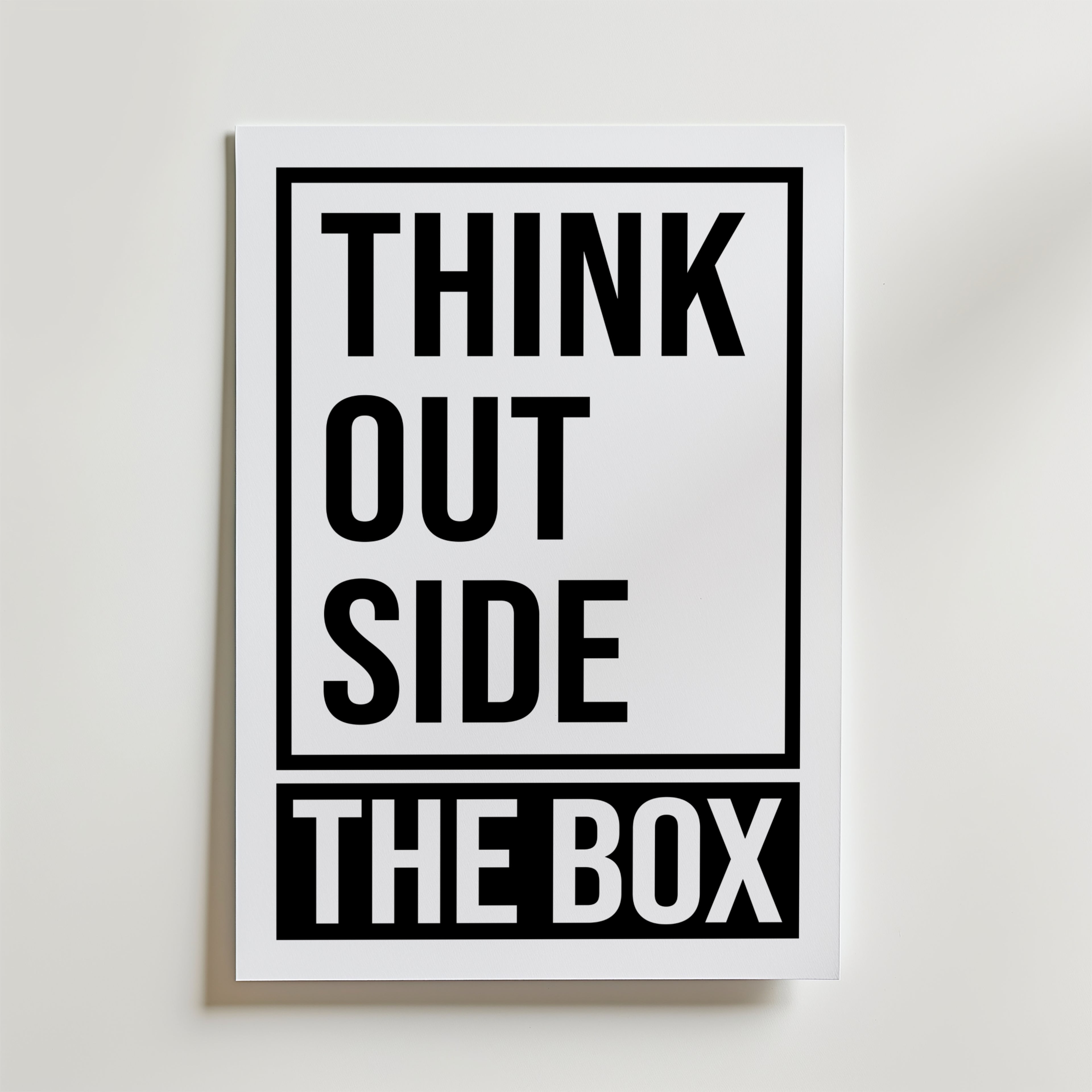 Think Outside The Box Poster – En modern och strukturerad typografiposter som förstärker budskapet genom sin layout.