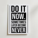 Do It Now Poster – En strukturerad och kraftfull layout där “NOW” får maximal visuell tyngd.