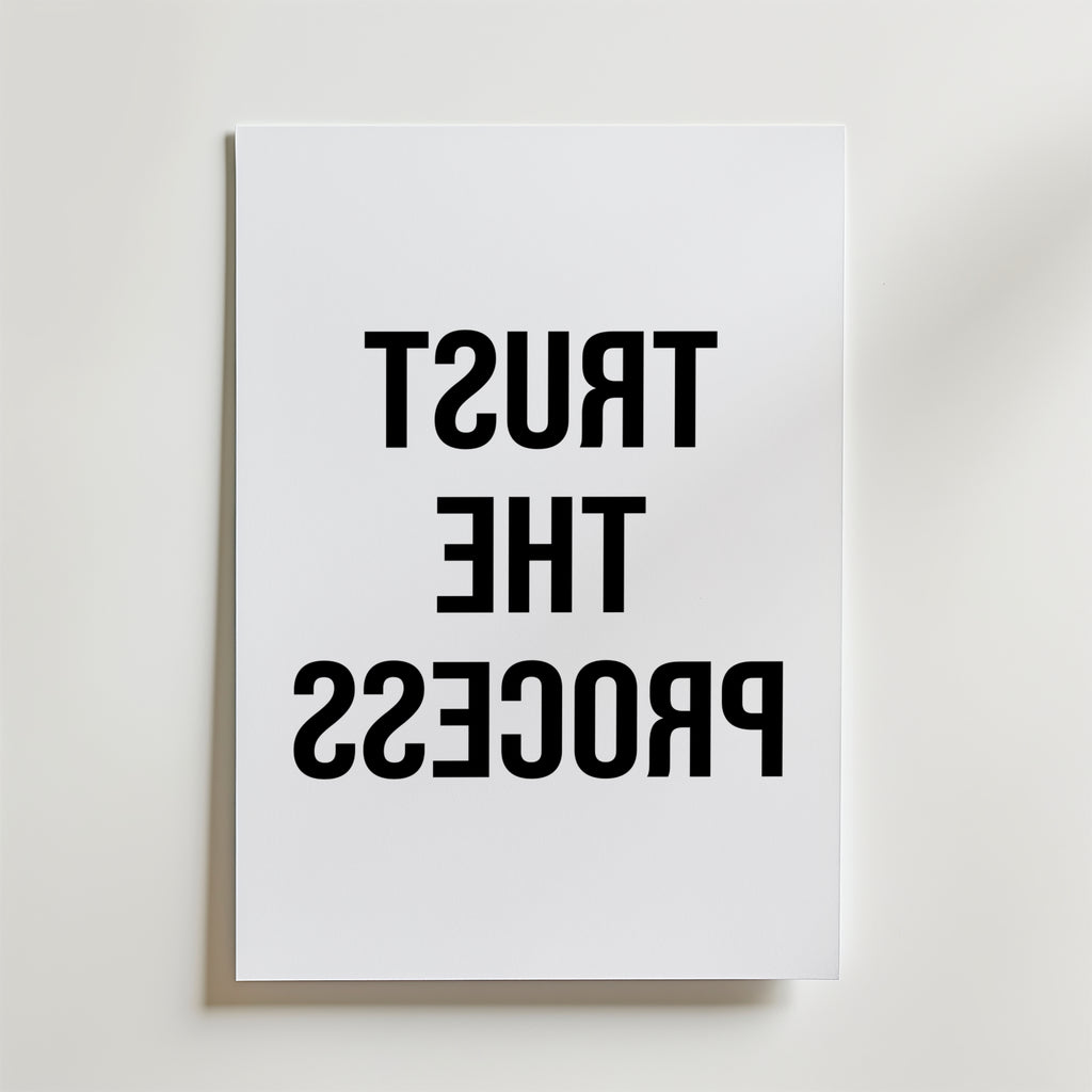 Trust The Process (Mirror Edition) Poster – En minimalistisk och konceptuell poster där budskapet spegelvänds – bokstavligen.